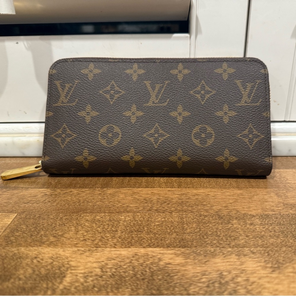 Louis Vuitton monogram Authentic Zippy Wallet